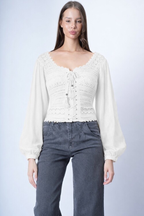 Ekru Kare Yaka Önü Bağlamalı Kroşata Dokuma Crop Bluz