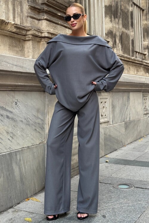 İki İplik Geniş Yaka Salaş Kesim Bluz Beli Lastikli Geniş Paça Pantolon Takım