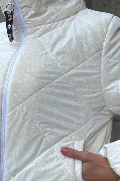 Jakarlı Dokulu Kısa Şişme Mont