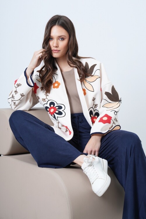 Kabartmalı Çiçek İşlemeli Oversize Ceket