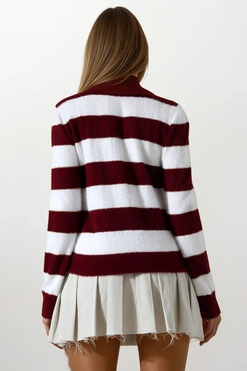 Kalp Detaylı Taş İşlemeli Çizgili Triko Kazak