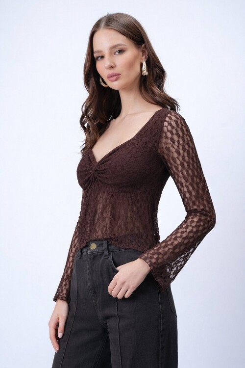 Kalp Yaka Kabartma Dantelli Bluz