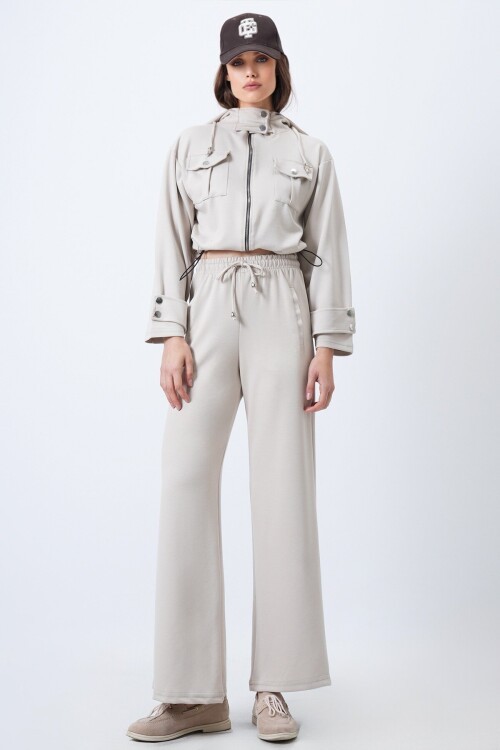 Kapüşonlu Çift Cepli Ceket ve Beli Lastikli Pantolon Takım