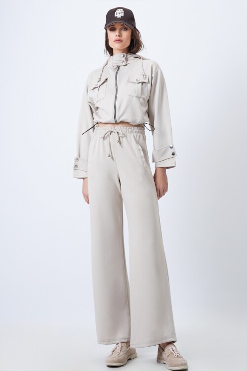 Kapüşonlu Çift Cepli Ceket ve Beli Lastikli Pantolon Takım