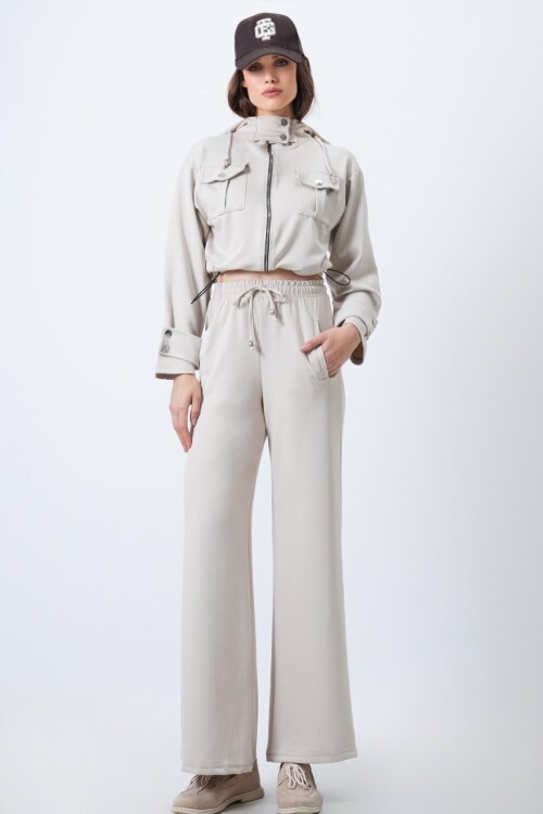 Kapüşonlu Çift Cepli Ceket ve Beli Lastikli Pantolon Takım