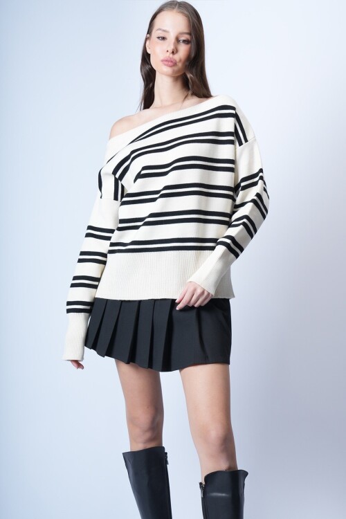 Ekru Kayık Yaka Çizgili Triko