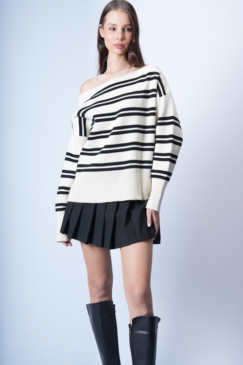 Ekru Kayık Yaka Çizgili Triko