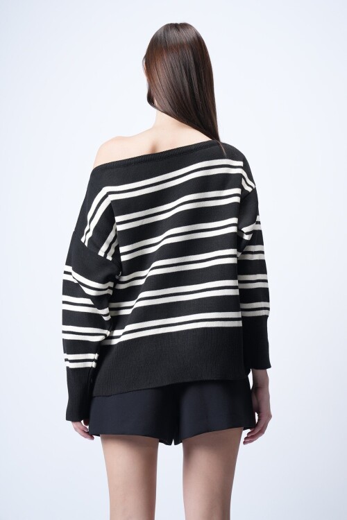 Siyah Kayık Yaka Çizgili Triko
