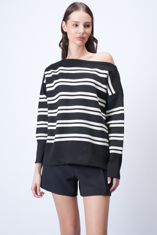 Siyah Kayık Yaka Çizgili Triko