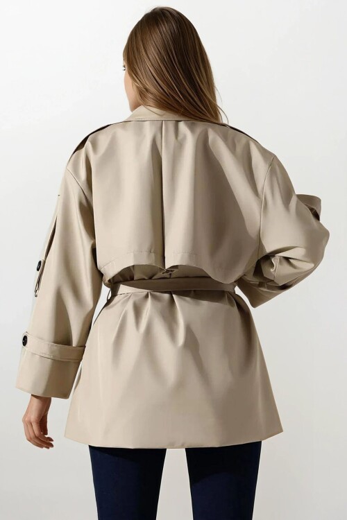 Kemer Detaylı Kruvaze Yaka Kuşak Bağlamalı Trençkot