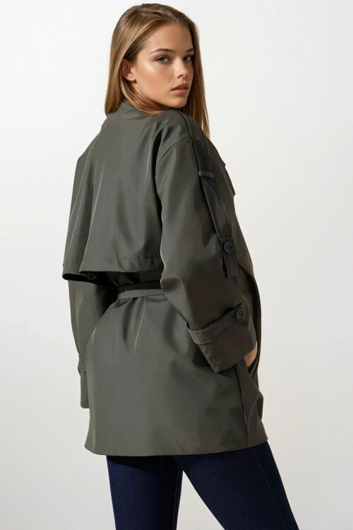 Kemer Detaylı Kruvaze Yaka Kuşak Bağlamalı Trençkot