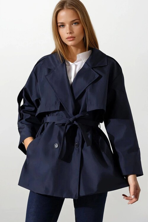 Kemer Detaylı Kruvaze Yaka Kuşak Bağlamalı Trençkot