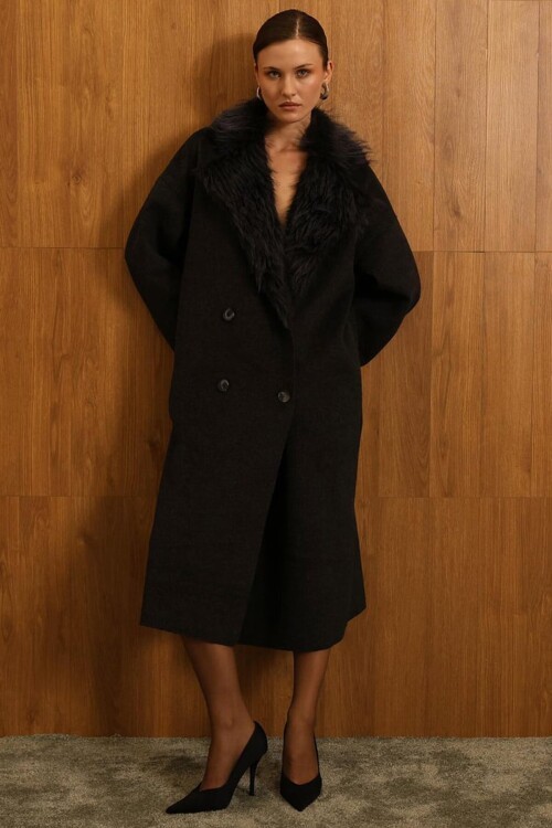 Kürk Detaylı Düğme Kapamalı Kaşe Kaban