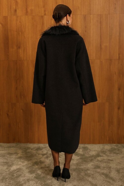 Kürk Detaylı Düğme Kapamalı Kaşe Kaban