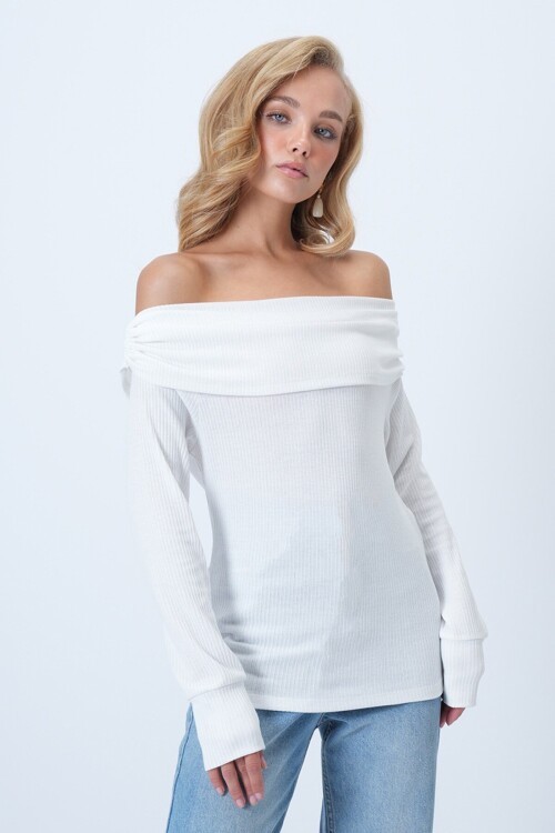 Madonna Yaka Omuzu Aksesuar Detaylı Örme Bluz