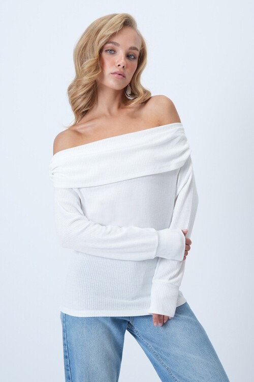 Madonna Yaka Omuzu Aksesuar Detaylı Örme Bluz