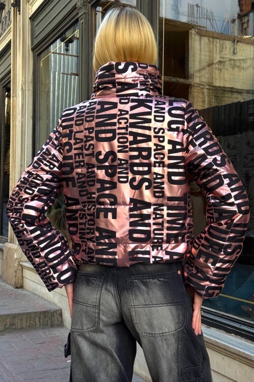 Parlak Baskı Detaylı Metalik Kısa Şişme Mont