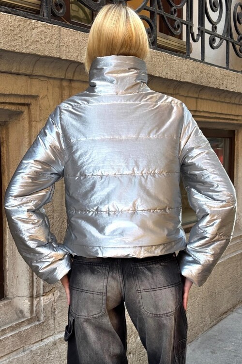 Parlak Baskı Detaylı Metalik Kısa Şişme Mont