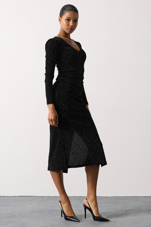 Taşlı Büzgülü Yırtmaç Detaylı Midi Boy Elbise