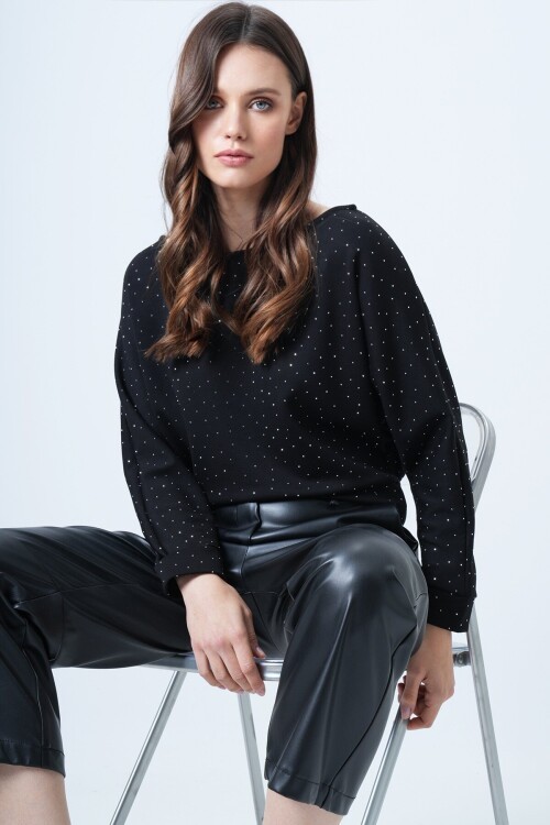 Yarasa Kol Taş Detaylı Kayık Yaka Bluz