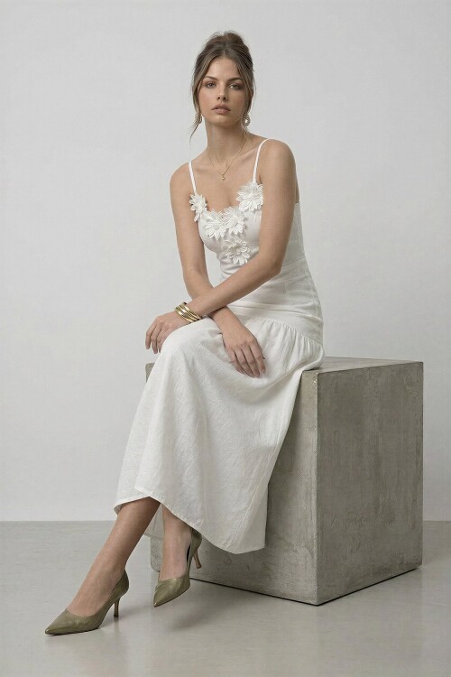 Askılı Çiçek Aplikeli Midi Elbise