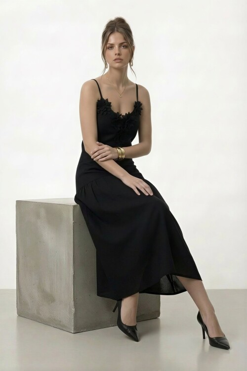 Askılı Çiçek Aplikeli Midi Elbise