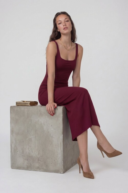 Askılı Kare Yaka Sırt Dekolteli Yırtmaçlı Midi Elbise