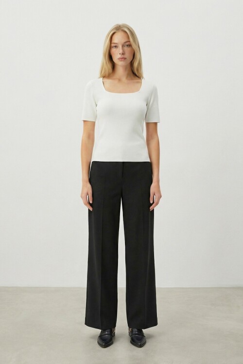 Beyaz Kare Yaka Kısa Kollu Mevsimlik Triko Bluz