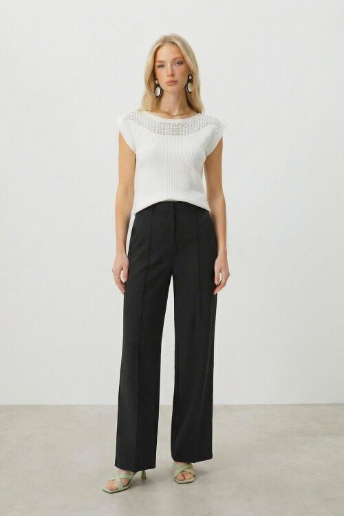 Beyaz Kayık Yaka Omuzları Delik Ajurlu Kolsuz Triko Bluz