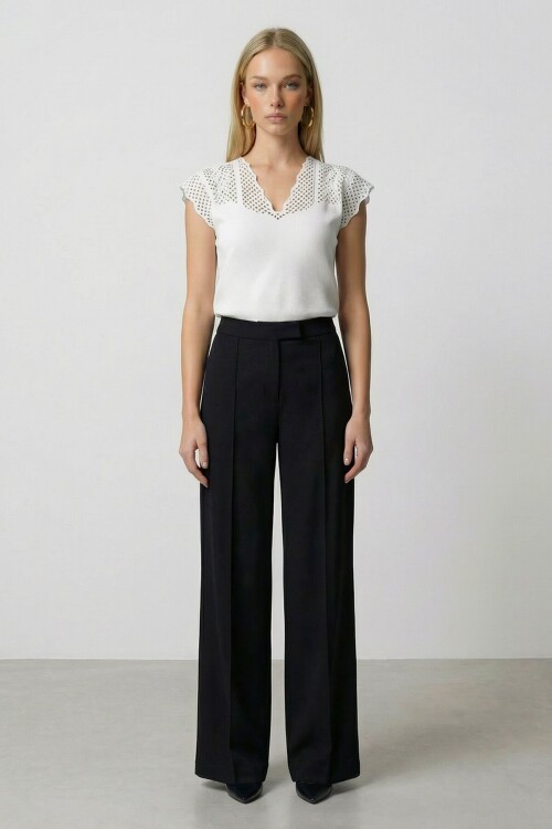 Beyaz V Yaka Delik Ajurlu Mevsimlik Triko Bluz