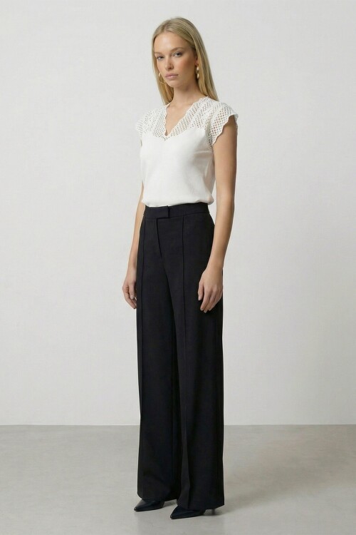 Beyaz V Yaka Delik Ajurlu Mevsimlik Triko Bluz