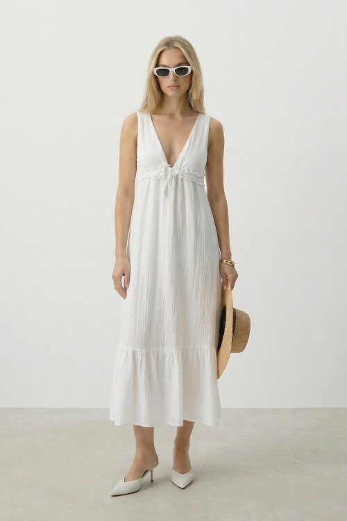 Beyaz V Yaka Fırfır Detaylı Astarlı Müslin Elbise