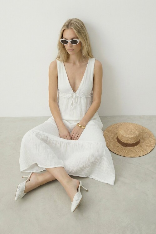 Beyaz V Yaka Fırfır Detaylı Astarlı Müslin Elbise