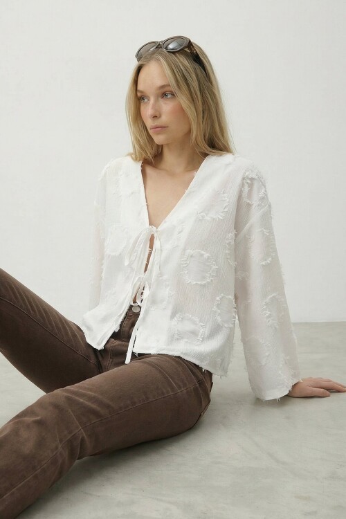 Beyaz V Yaka Önü Bağlamalı Püskül Detaylı Yazlık Keten Ceket