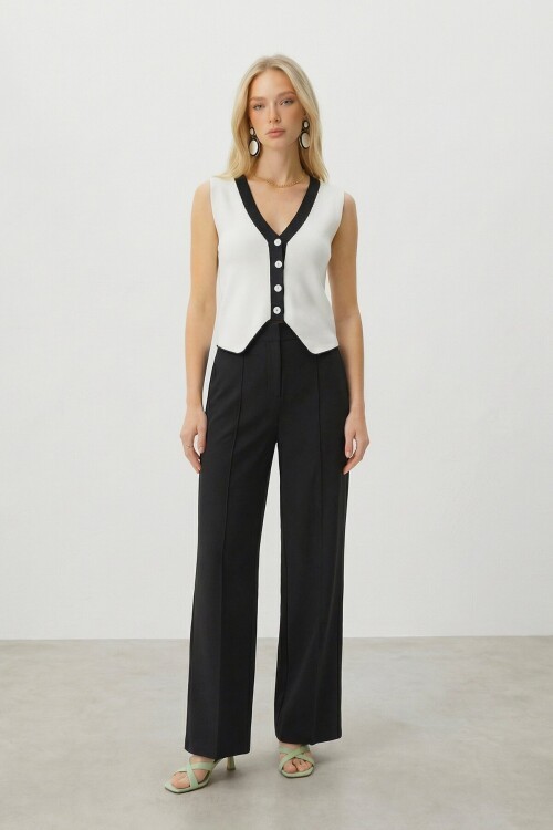 Beyaz V Yaka Renk Bloklu Triko Yelek