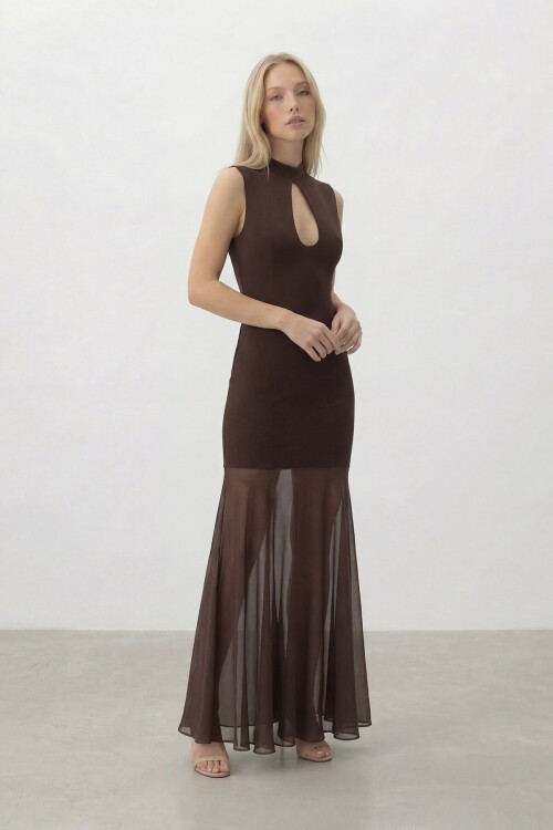 Damla Yaka Tül Detaylı Arkadan Fermuarlı Uzun Elbise