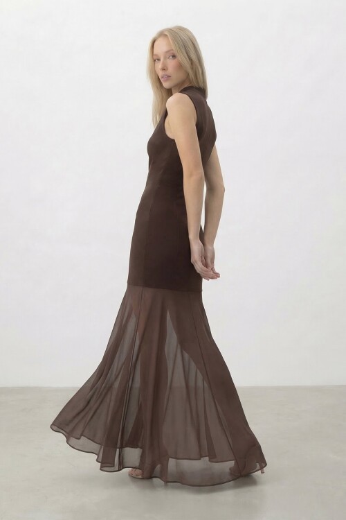 Damla Yaka Tül Detaylı Arkadan Fermuarlı Uzun Elbise