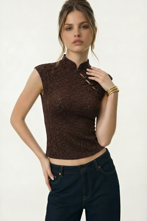 Dantel Detaylı Hakim Yaka Kolsuz Dantel Bluz