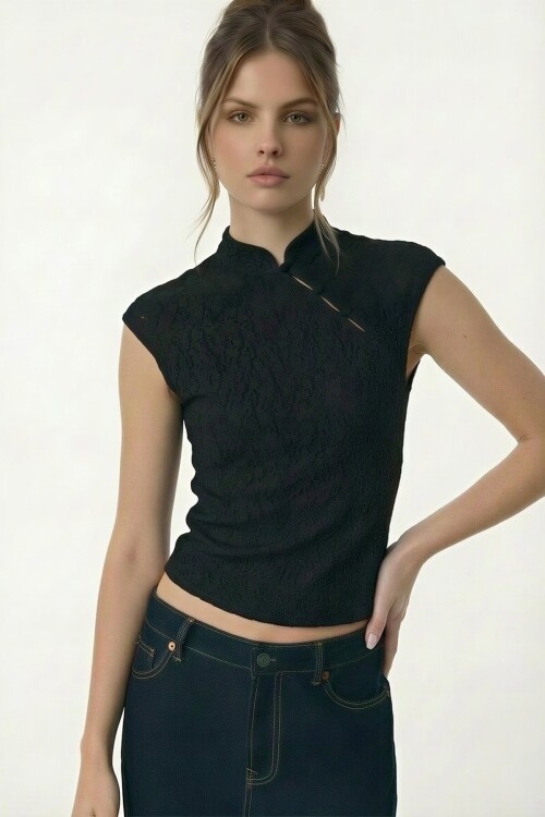 Dantel Detaylı Hakim Yaka Kolsuz Dantel Bluz