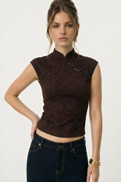 Dantel Detaylı Hakim Yaka Kolsuz Dantel Bluz