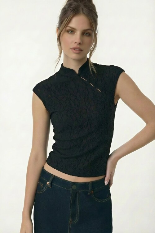 Dantel Detaylı Hakim Yaka Kolsuz Dantel Bluz