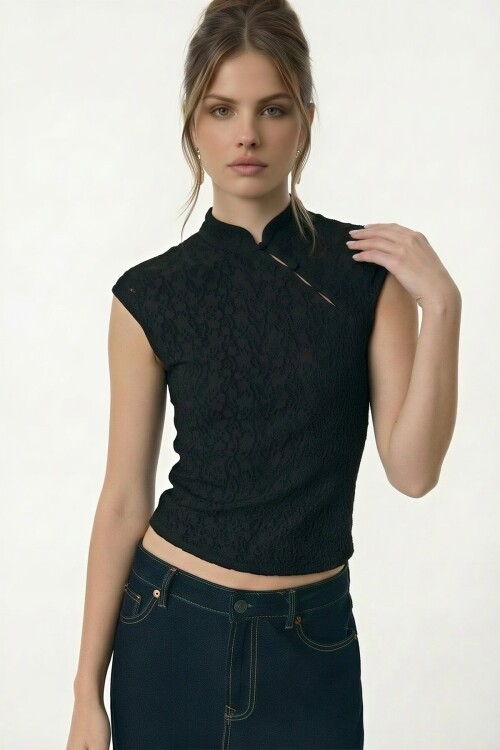 Dantel Detaylı Hakim Yaka Kolsuz Dantel Bluz