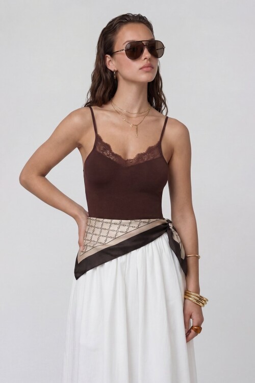 Dantel Detaylı İnce Askılı V Yaka Bluz