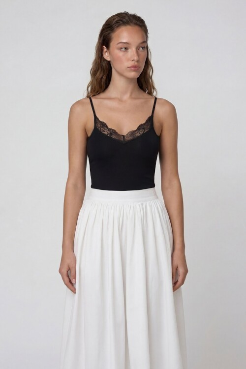 Dantel Detaylı İnce Askılı V Yaka Bluz