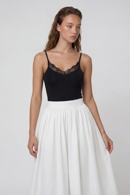 Dantel Detaylı İnce Askılı V Yaka Bluz