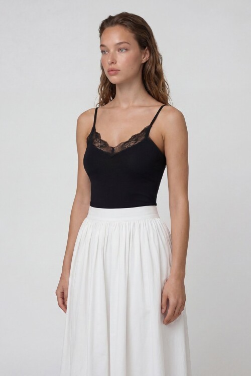 Dantel Detaylı İnce Askılı V Yaka Bluz