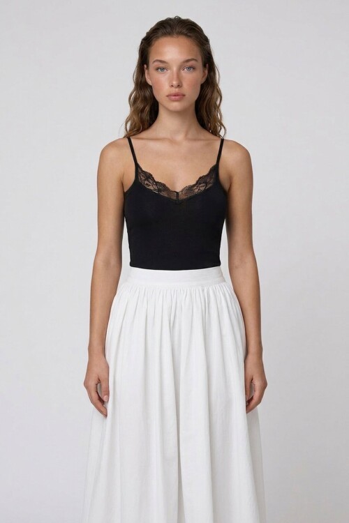 Dantel Detaylı İnce Askılı V Yaka Bluz