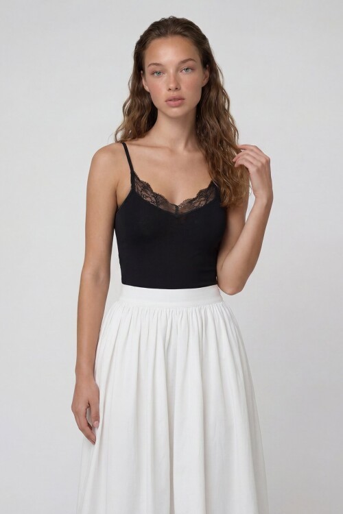 Dantel Detaylı İnce Askılı V Yaka Bluz