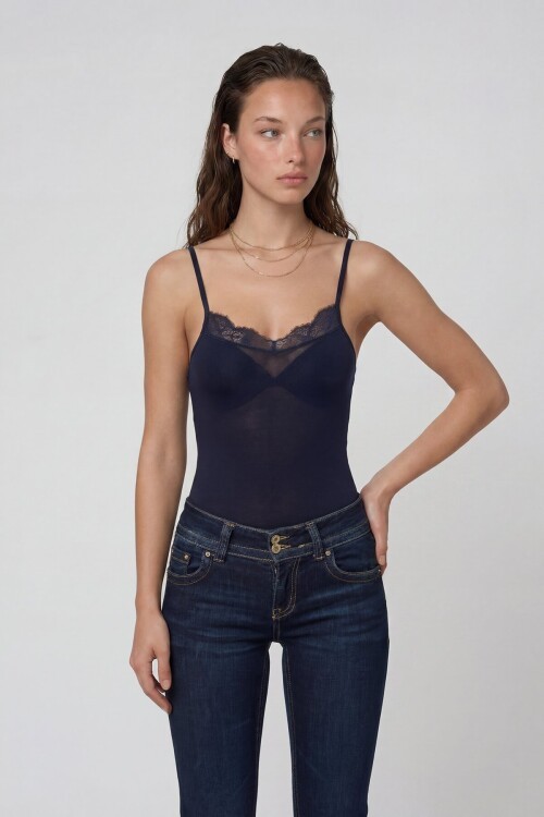 Dantel Detaylı İnce Askılı V Yaka Bluz