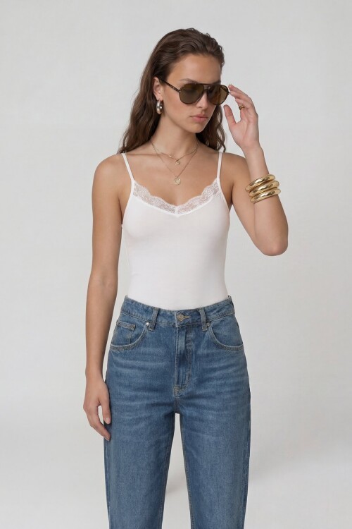 Dantel Detaylı İnce Askılı V Yaka Bluz